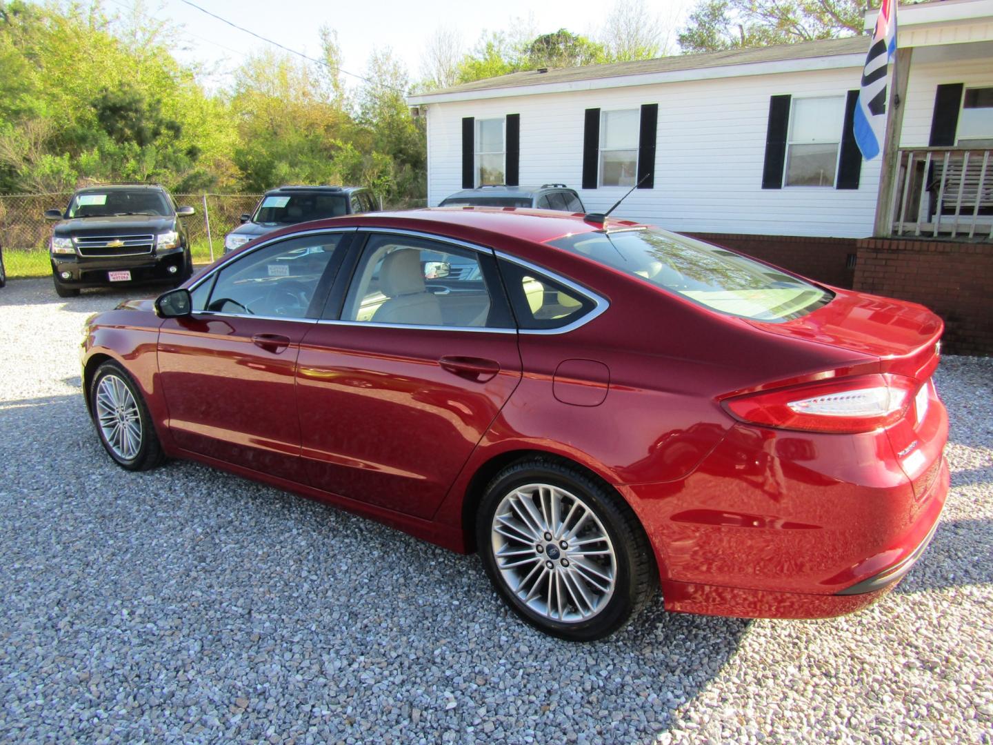 2015 Red Ford Fusion SE (3FA6P0HDXFR) with an 1.5L L4 DOHC 16V engine, Automatic transmission, located at 15016 S Hwy 231, Midland City, AL, 36350, (334) 983-3001, 31.306210, -85.495277 - Photo#5